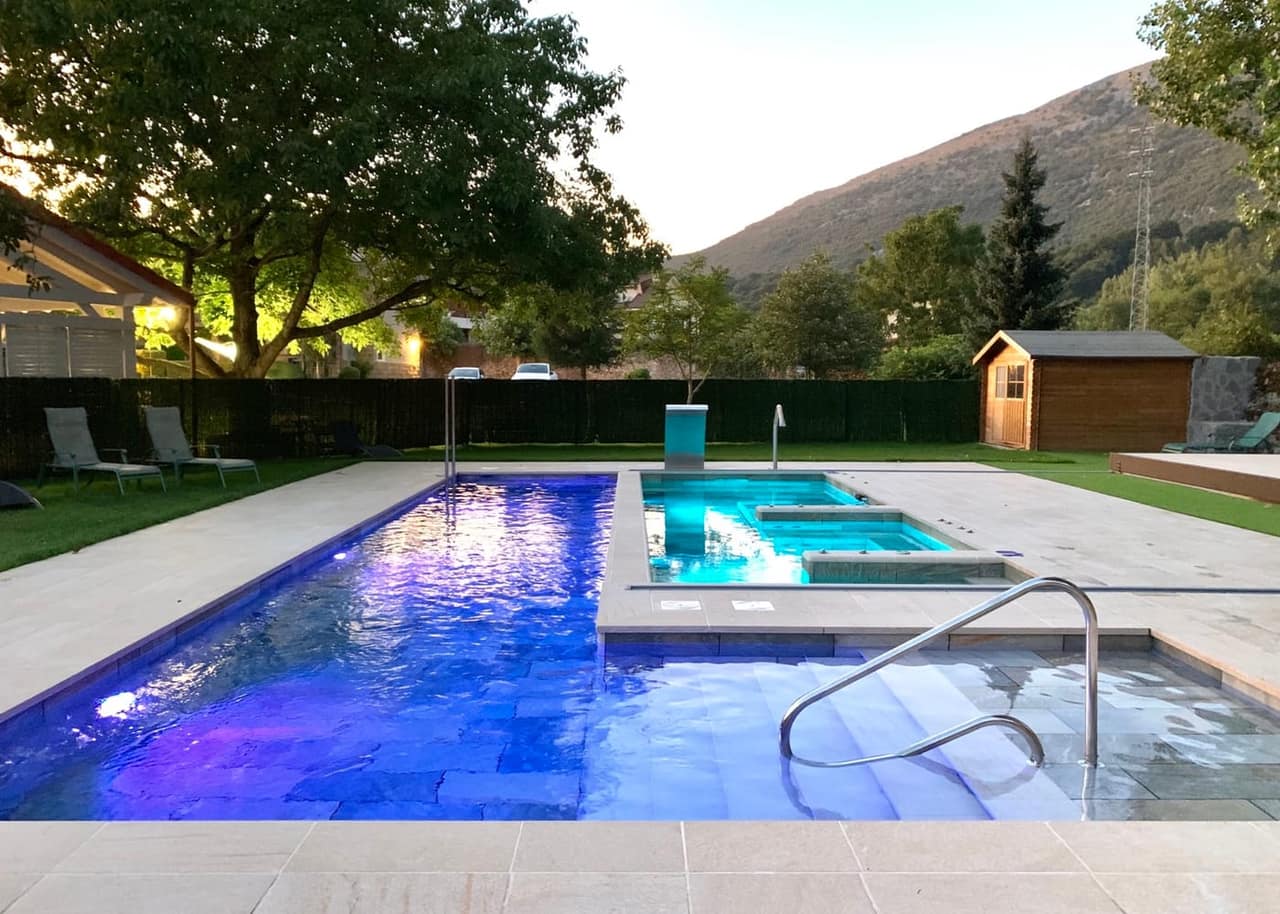 Piscina con spa exterior
